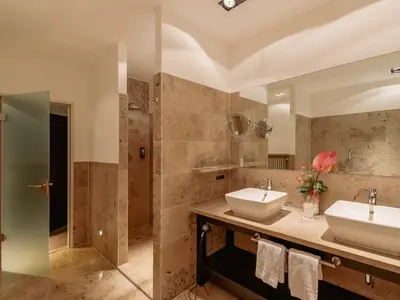 Stilvolles, elegantes Badezimmer der Suite