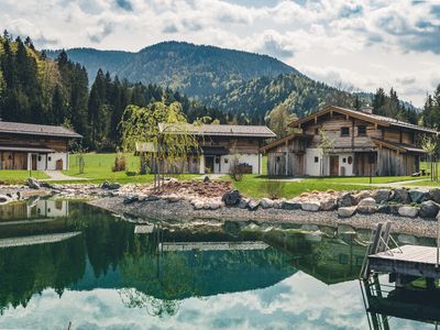 Chalets um den Naturschwimmteich