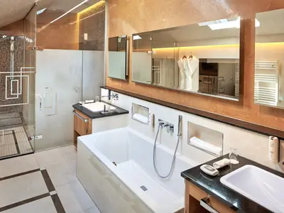 Badezimmer mit Badewanne und Luxus-Dusche mit Regenbrause