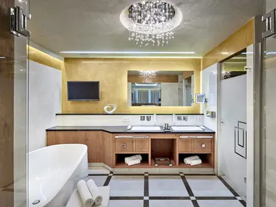 Badezimmer mit DUO-Badewanne und Luxus-Dusche mit Regenbrause