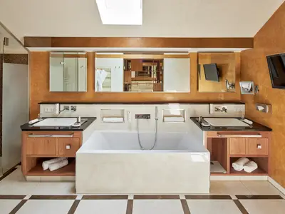 Badezimmer mit Badewanne und Luxusdusche mit Regenbrause