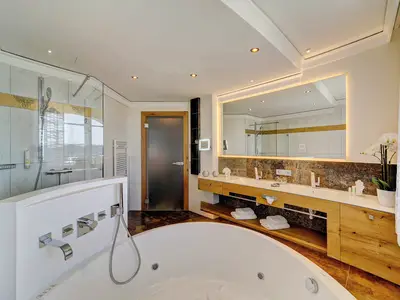 Badezimmer mit freistehendem Panorama-Whirlpool deluxe, Panorama-Suite