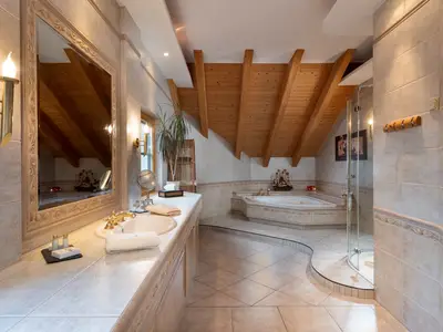 Badezimmer See Suite mit Badewanne und Dusche