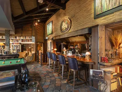 Bar mit Bibliothek und Billard