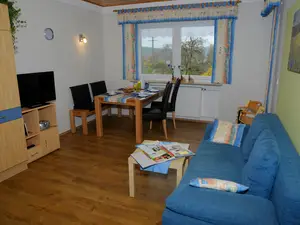 Whg Kornblum,e Wohnküche mit Essecke, Zugang auf Balkon