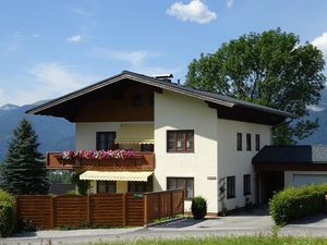 Außenansicht des Gebäudes. Unser Haus im Sommer