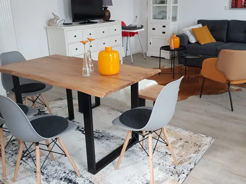 gemütlicher Wohn- und Essbereich der FeWo Nienhaus