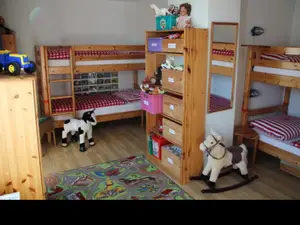 landhauskinderzimmermitzweietagenbettenundvielenspielsachen