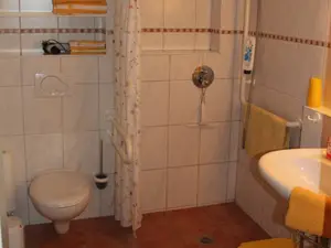 landhausunteresduschbadmitebenerdigerduschefubodenheizung