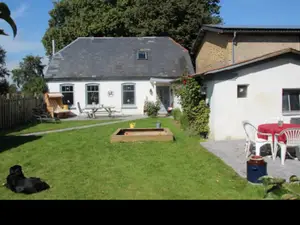 daspfrtnerhausmiteigenengartenmit2terrassensandkastenstrandkorbundvielengartenmbeln