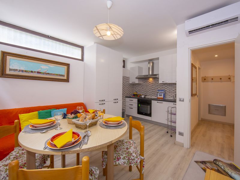 Küche und Essbereich mit Klimaanlage