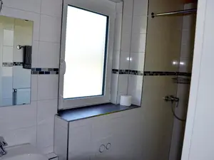 Modernes Badezimmer mit Fenster Modernes Badezimmer mit Fenster