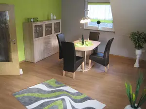 Fewo Dachterrasse: Wohnzimmer mit Esstisch Fewo Dachterrasse: Wohnzimmer mit Esstisch