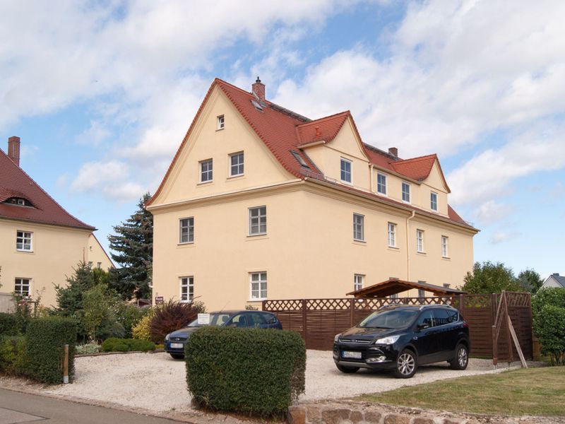 Blick auf Haus mit Parkplatz