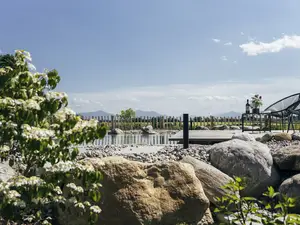 Blick auf Schwimmteich