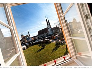 Fensterblick auf den Kapellplatz