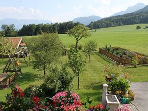 Durchatmen im geräumigen Garten mit Sitzmöglichkeit und Bergblick