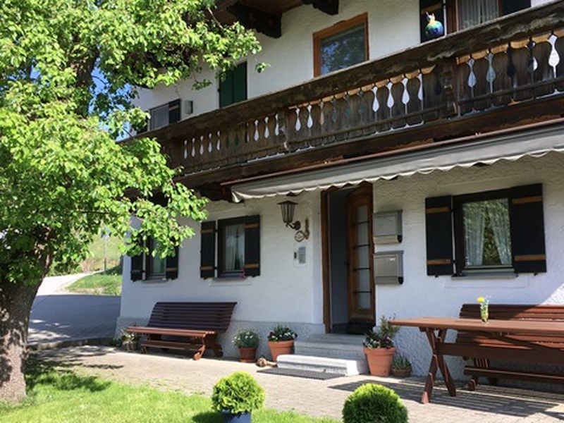 Das Haus Oberlechner liegt idyllisch gelegen am Angerer Kirchberg!