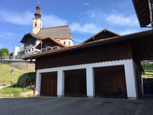 Unterhalb der Angerer Pfarrkirche Maria Himmelfahrt liegt das Haus Oberlechner mit Garage und Stellplatz