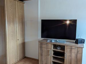 TV im Apartment und Stauraum