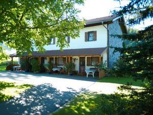 Obermoarhof mit Ansicht zu den Terrassen der Ferienwohnungen