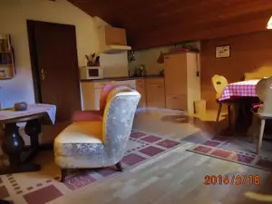 Gemütliches Wohnzimmer mit Eckbank und gut ausgestatteter Kochnische