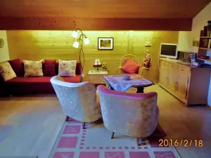 Modern und rustikal eingerichtet zeigt sich das Wohnzimmer