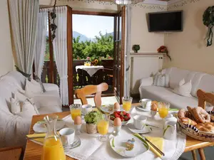 Gemütliches Wohnzimmer mit Eckbank zum entspannen und schlemmen