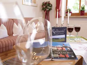 Helles, gemütliches Wohnzimmer zum Entspannen und Zusammensitzen