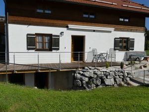 Die Ferienwohnung im Haus Fegg hat einen stufenlosen Eingang und bietet viel Platz im Garten