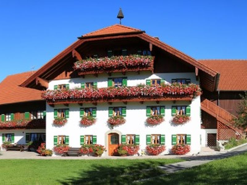 Die Blumenpracht am Unterenglhängerhof rundet das bezaubernde Bild des Hauses gelungen ab