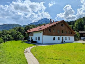 Gebäudeansicht mit Berg- und Gartenblick