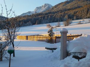 Winteridylle im Garten mit Blick zum Hochstaufen