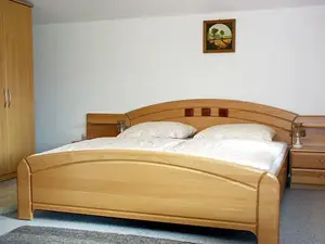 Wohn-/Schlafzimmer mit Doppelbett