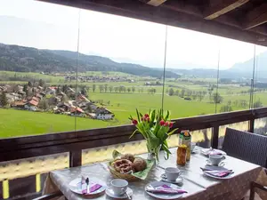 Genießen Sie den Ausblick von dem hellen und geschützten Balkon!
