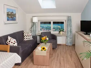 Wohnzimmer mit ausziehbarer Couch