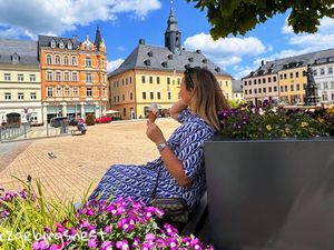 Eis genießen auf dem Markplatz