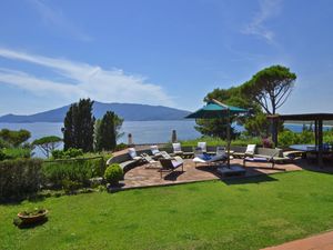 Der gepflegte Garten und der Panoramablick auf das Meer und den Argentario