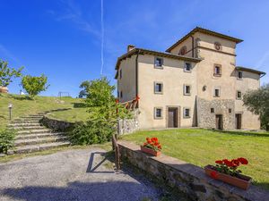 Die Villa mit 3 Wohneinheiten im Inneren und dem umgebenden Rasen