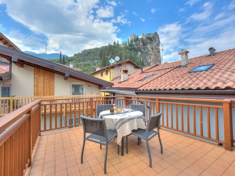 Große Terrasse auf den Dächern des historischen Zentrums von Arco