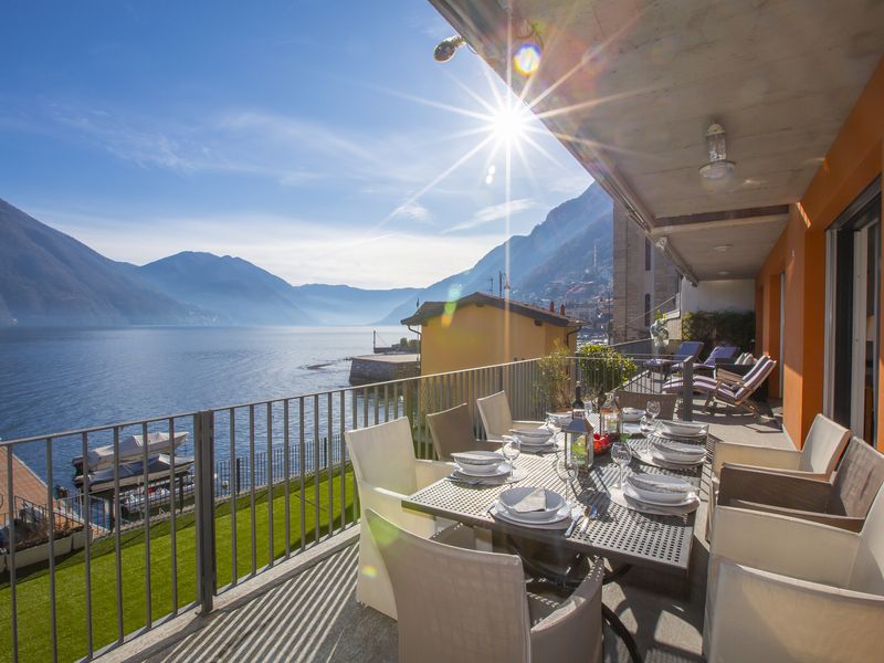 Romantischer Blick auf den See von der Terrasse des Anwesens