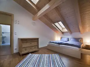 Schlafzimmer mit Doppelbett