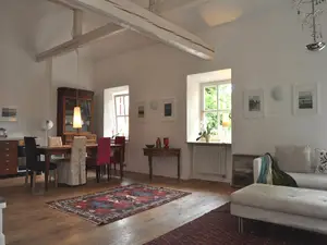 Wohnraum mit Essplatz und Küchenzeile Wohnraum mit Essplatz und Küchenzeile