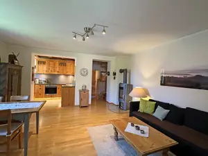Wohnraum mit offener Küche und Balkon Wohnraum mit offener Küche und Balkon
