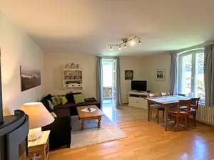 Wohnraum mit offener Küche und Balkon