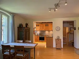 Wohnraum mit offener Küche und Balkon