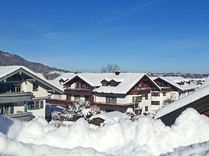 Hausbild mit Ferienwohnungsbalkon im Winter