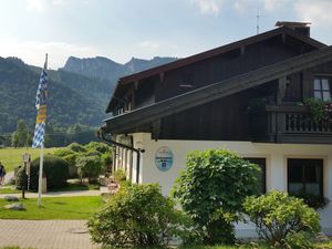 Hausansicht mit Blick in die Berge