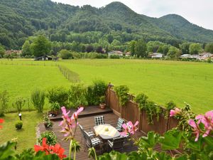 Ausblick auf die Berge und den Garten