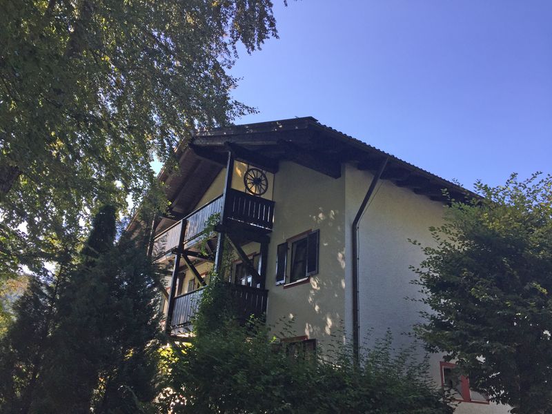 Hausansicht mit Balkon der Ferienwohnung